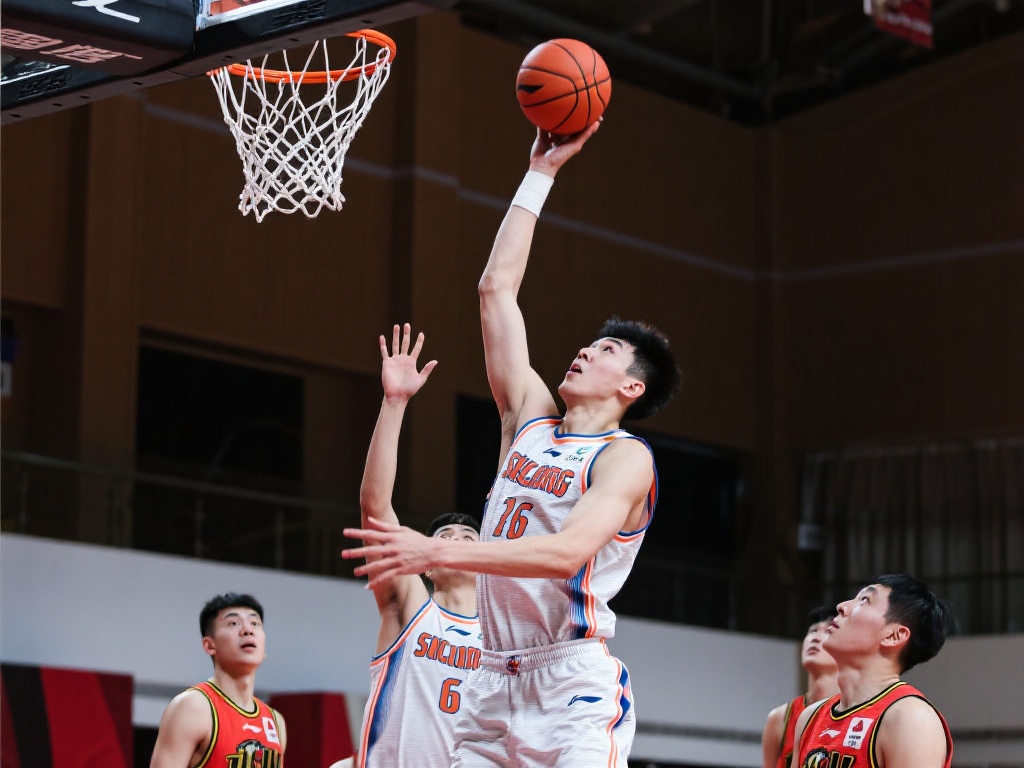 曾凡博半场高效砍下15分闪耀全场 高效得分:强大进攻火力的体现
曾凡博在