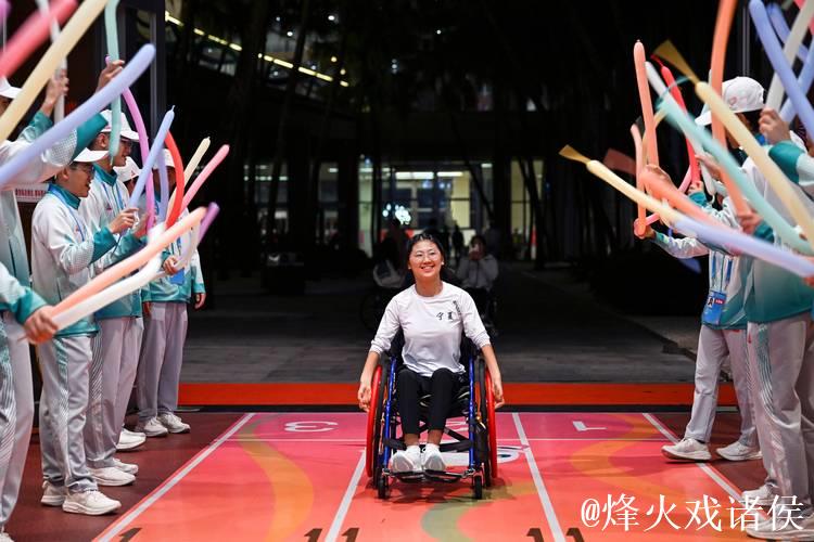 追梦者共谱辉煌:运动员携手志愿者入场致敬残特奥会 追梦者共谱辉煌:运动员携手志愿者入场致敬残特奥会